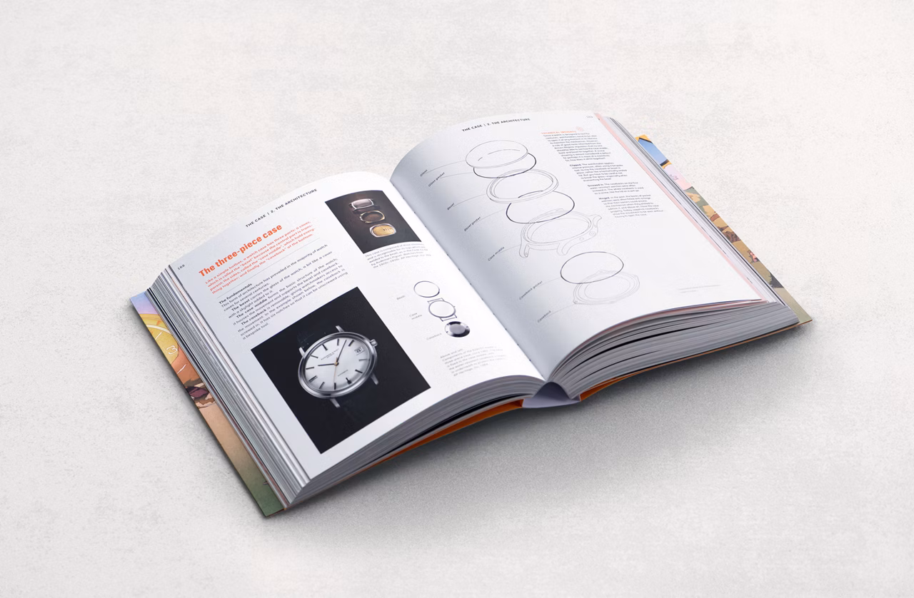 Ein aufgeschlagenes gebundenes Buch mit gedruckten Seiten, die die Architektur eines dreiteiligen Gehäuses zeigen.