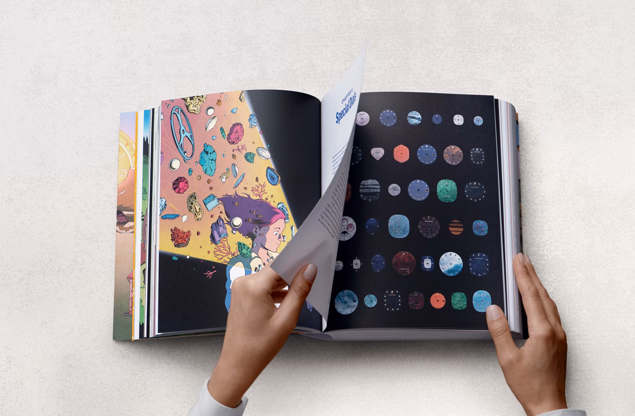 Nahaufnahme der Hände einer Frau, die ein gebundenes Buch aufschlägt und gedruckte Seiten mit eleganten Abbildungen von bunten Zifferblättern enthüllt.