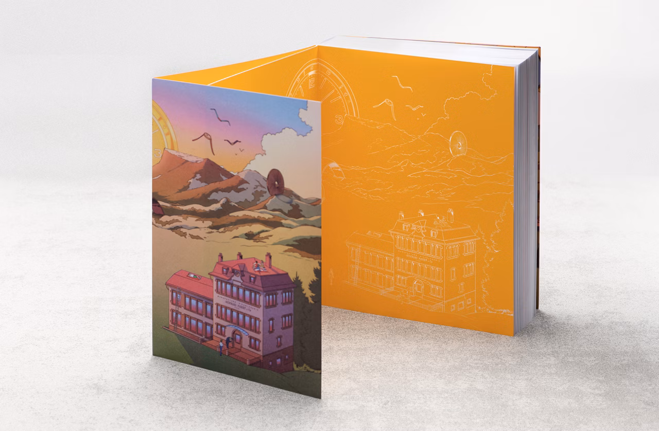 Ein Foto eines aufgeschlagenen gebundenen Buches mit einer Zeichnung des ursprünglichen Audemars Piguet-Gebäudes im Vallée de Joux auf dem Einband.