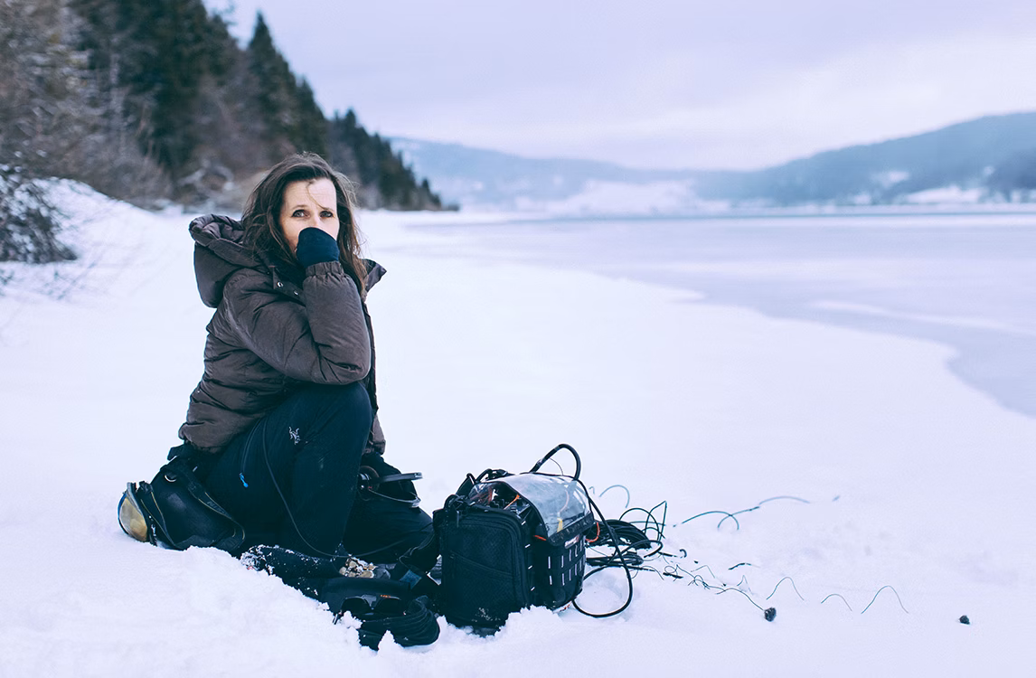 雪の中で仕事をするジャナ・ウィンダレン