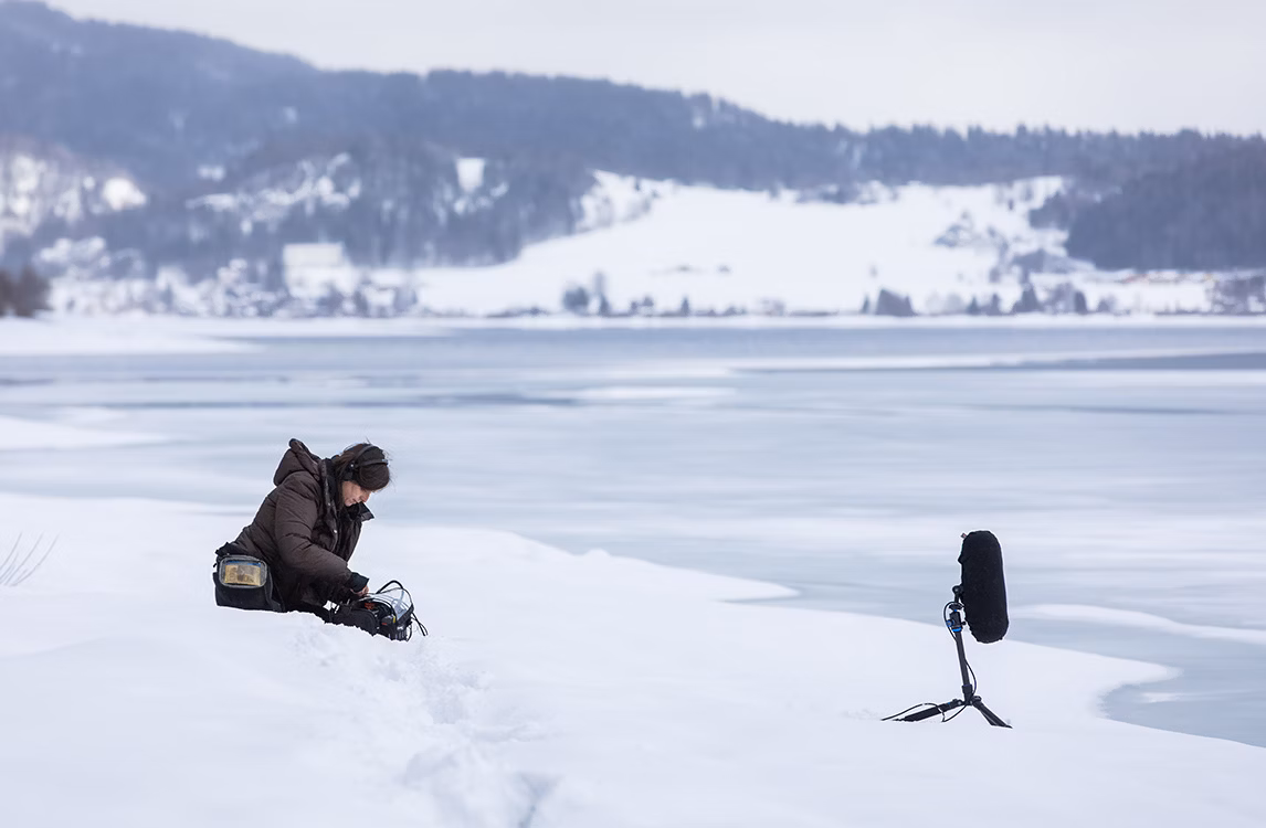 雪の中で仕事をするジャナ・ウィンダレン