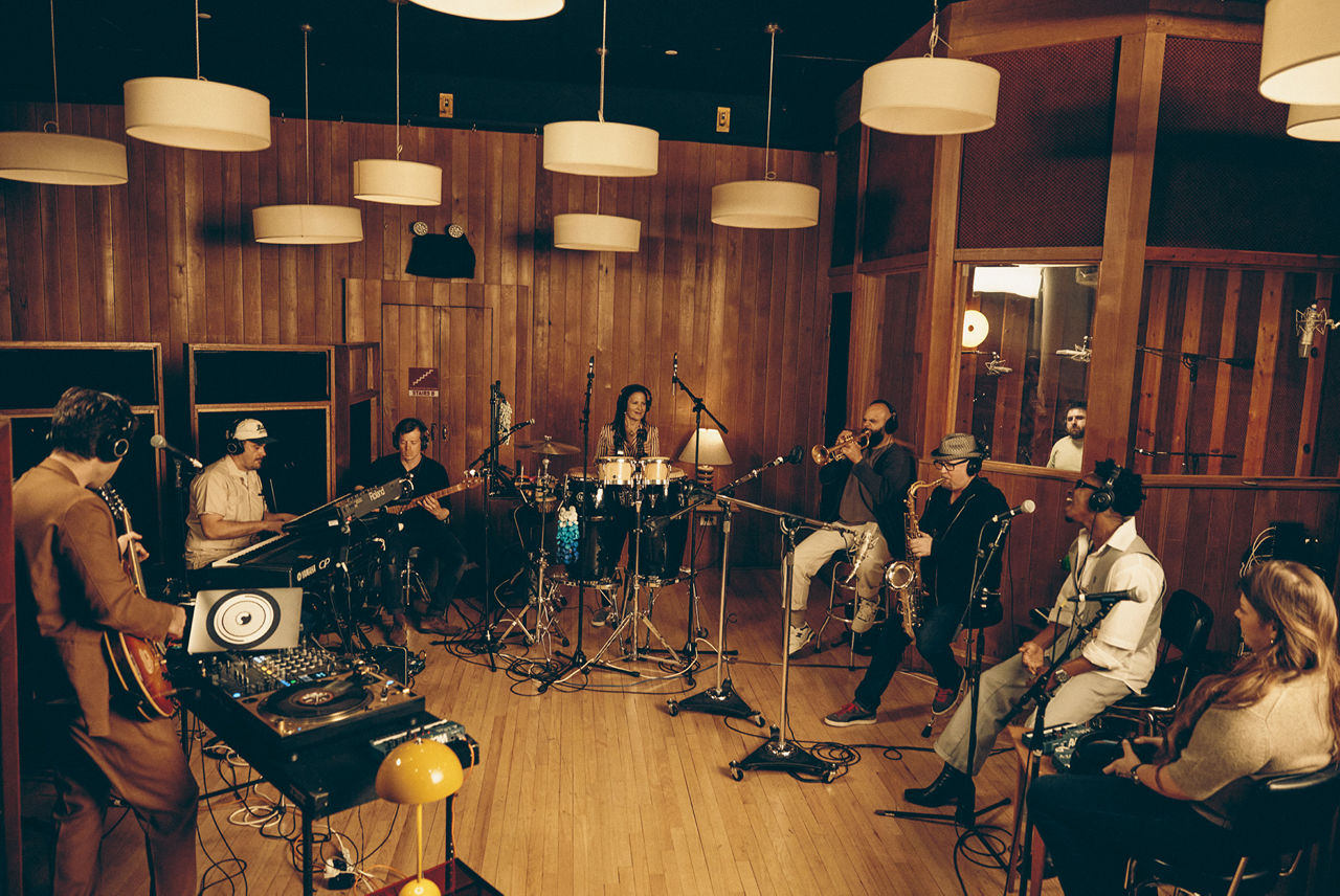 Mark Ronson und die von ihm zusammengestellte Gruppe von Musikern spielen in einem Aufnahmestudio.