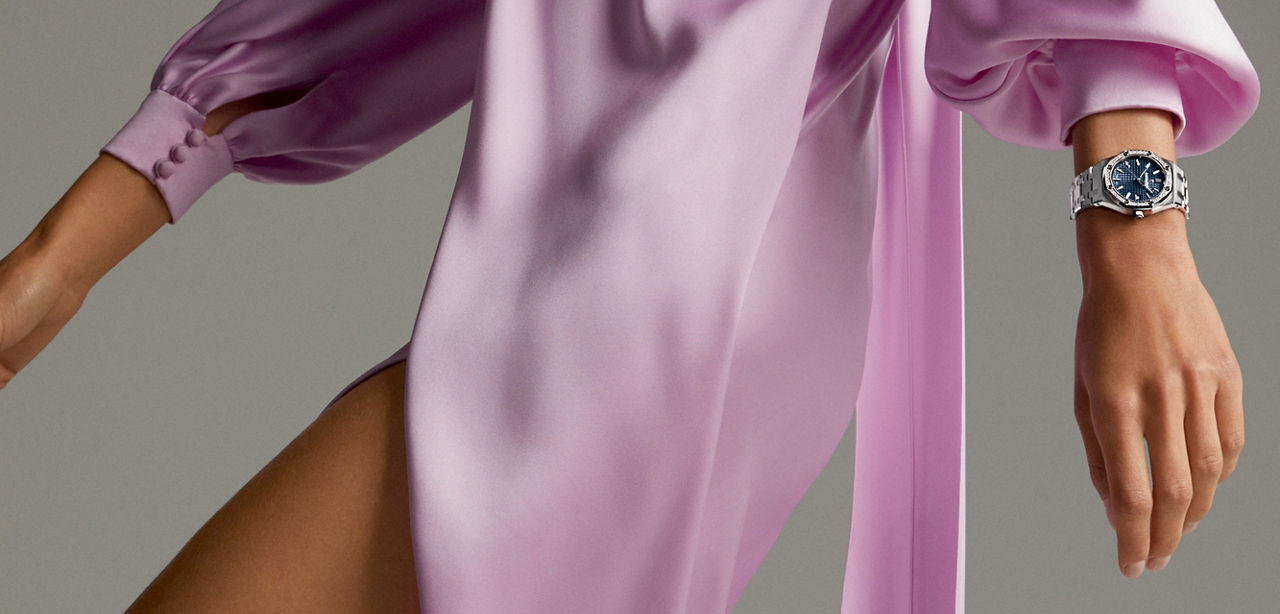 Imagen lifestyle de un Royal Oak Automático de oro rosa.