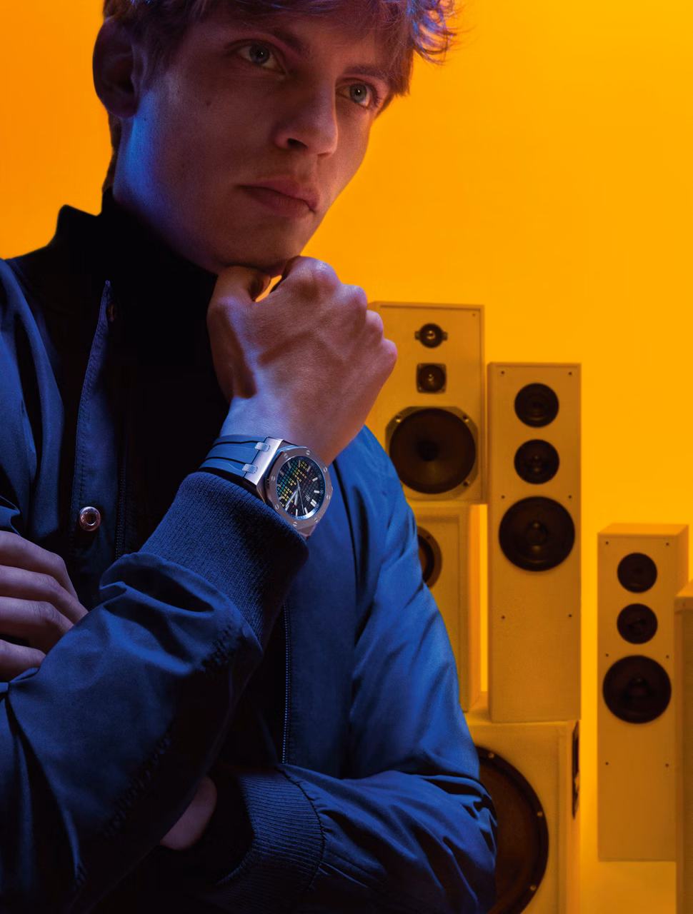 Modelo con un reloj Royal Oak Offshore Edición Musical de Audemars Piguet