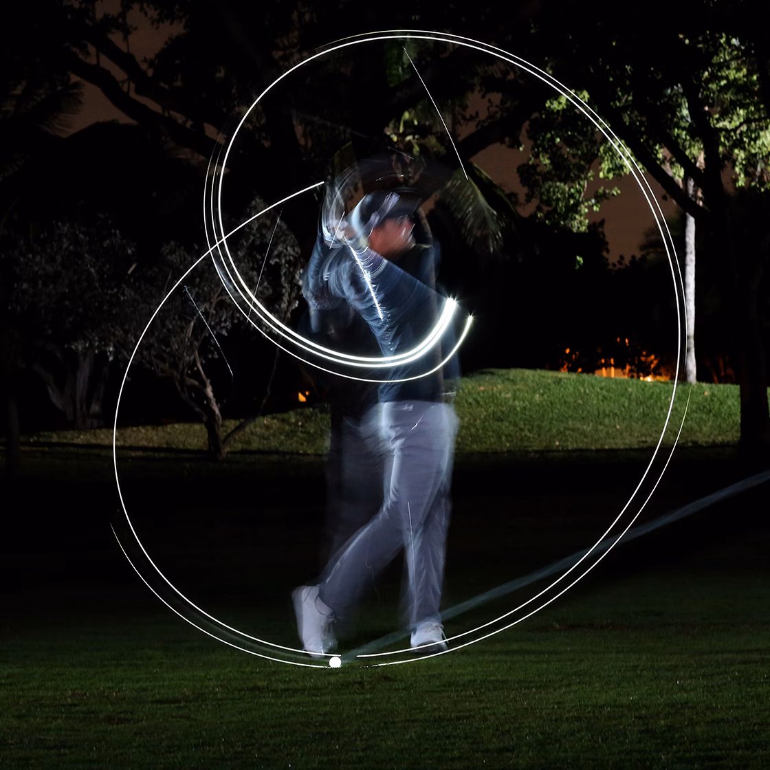 Embajadores de Audemars Piguet jugando a golf de noche.