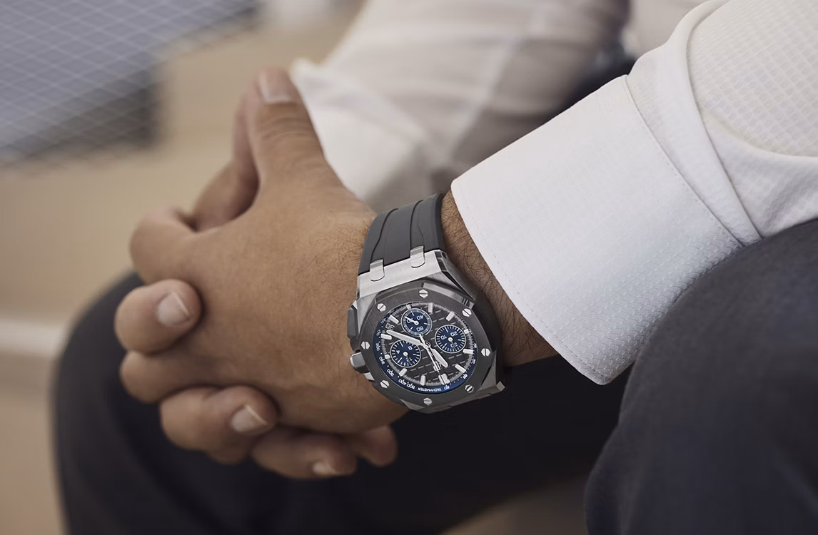 Reloj Royal Oak Offshore en la muñeca de un experto.