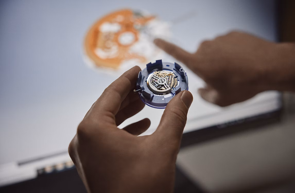 Un orologio Royal Oak nelle mani di un esperto