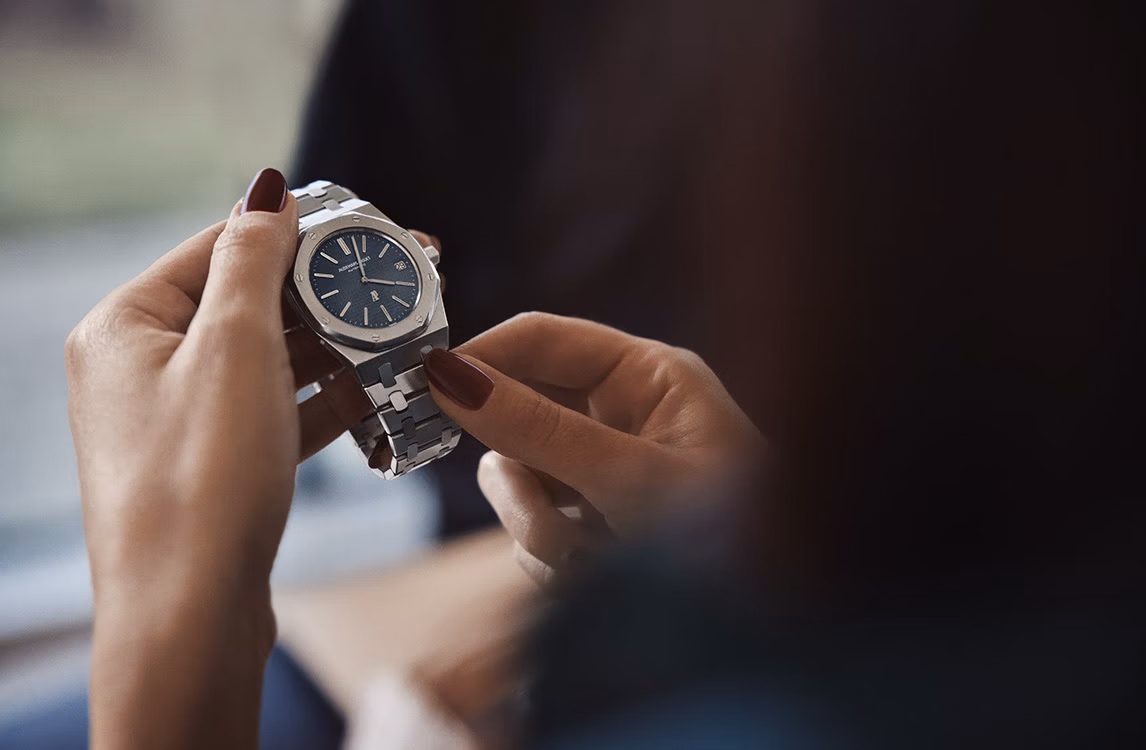Un orologio Royal Oak nelle mani di un esperto