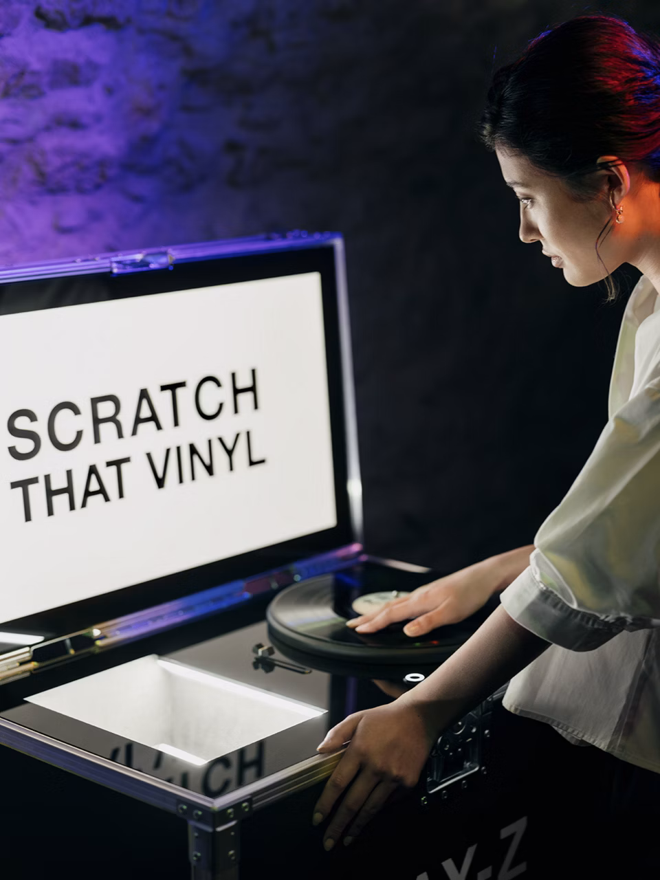 A woman scraching a vinyle in a mast