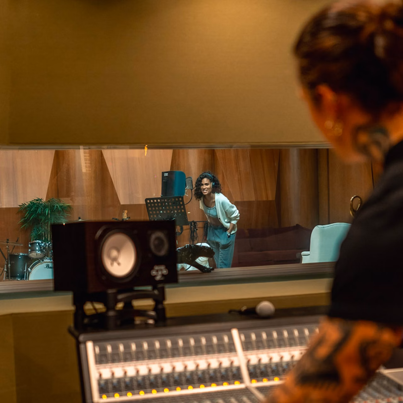 Model Cindy Bruna und Musiker Tchakø bei ihrer Arbeit im Tonstudio