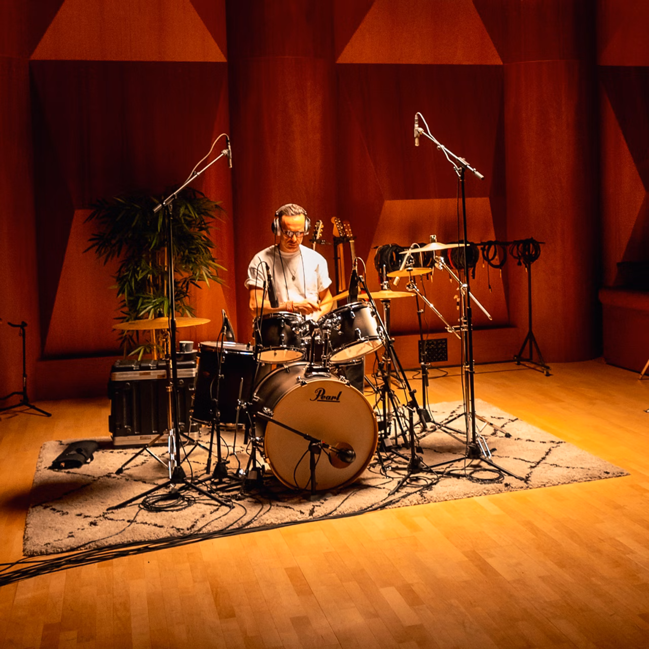 樂手在錄音室中擊鼓