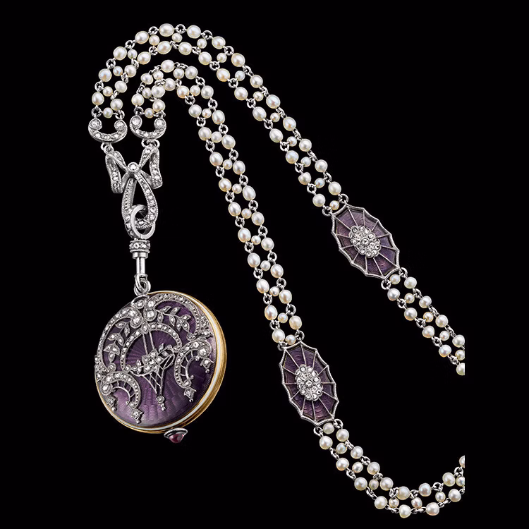 1918. Emaillierte, mit Edelsteinen besetzte Anhängeruhr mit Perlenhalskette