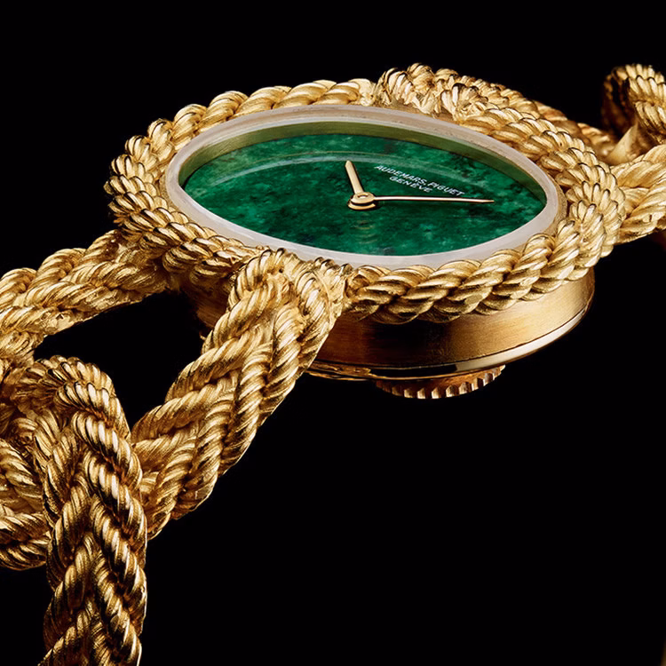 1970. Uhr mit ovalem Zifferblatt und Armband aus ovalen Elementen