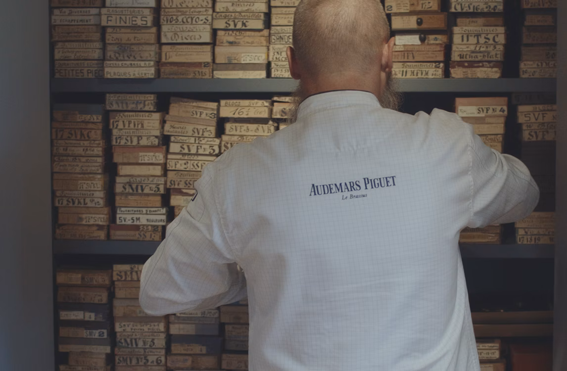 一位愛彼專家在檔案室中查閱文件。