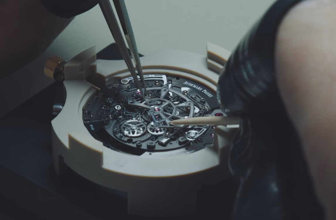 制表师正在组装腕表机芯