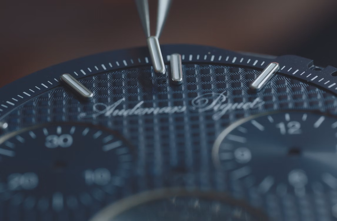 制表师正在组装腕表