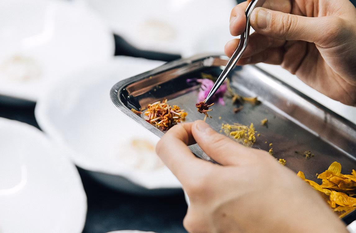 Primer plano de las cocinas de los chefs Hermanos Roca.