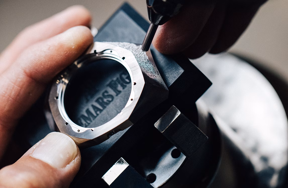 制表师在工作台上制作Royal Oak皇家橡树系列霜金腕表表壳