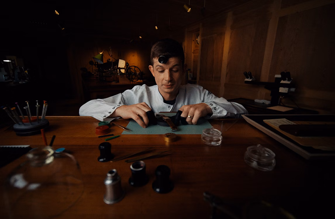 アトリエで仕事をする時計師。
