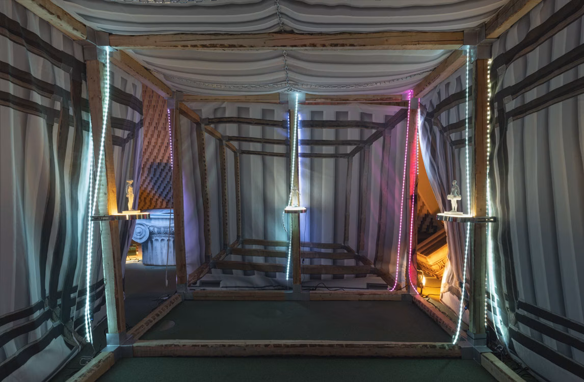 Фрагмент произведения Андреаса Ангелидакиса «Центр критического восприятия Античности» (2022 г.)