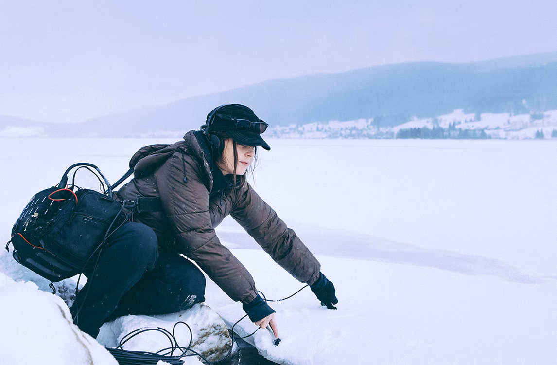 L'artista Jana Winderen registra i suoni nella neve