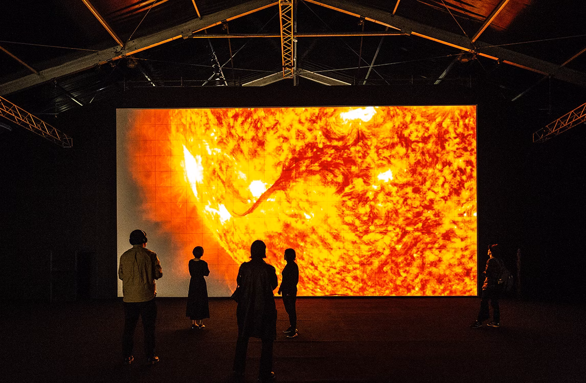 Data-verse 2 di Ryoji Ikeda proiettata su un grande schermo