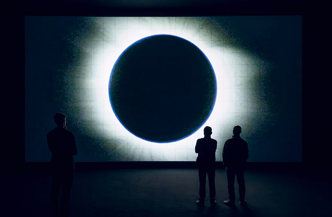 Data-verse 1 di Ryoji Ikeda proiettata su un grande schermo