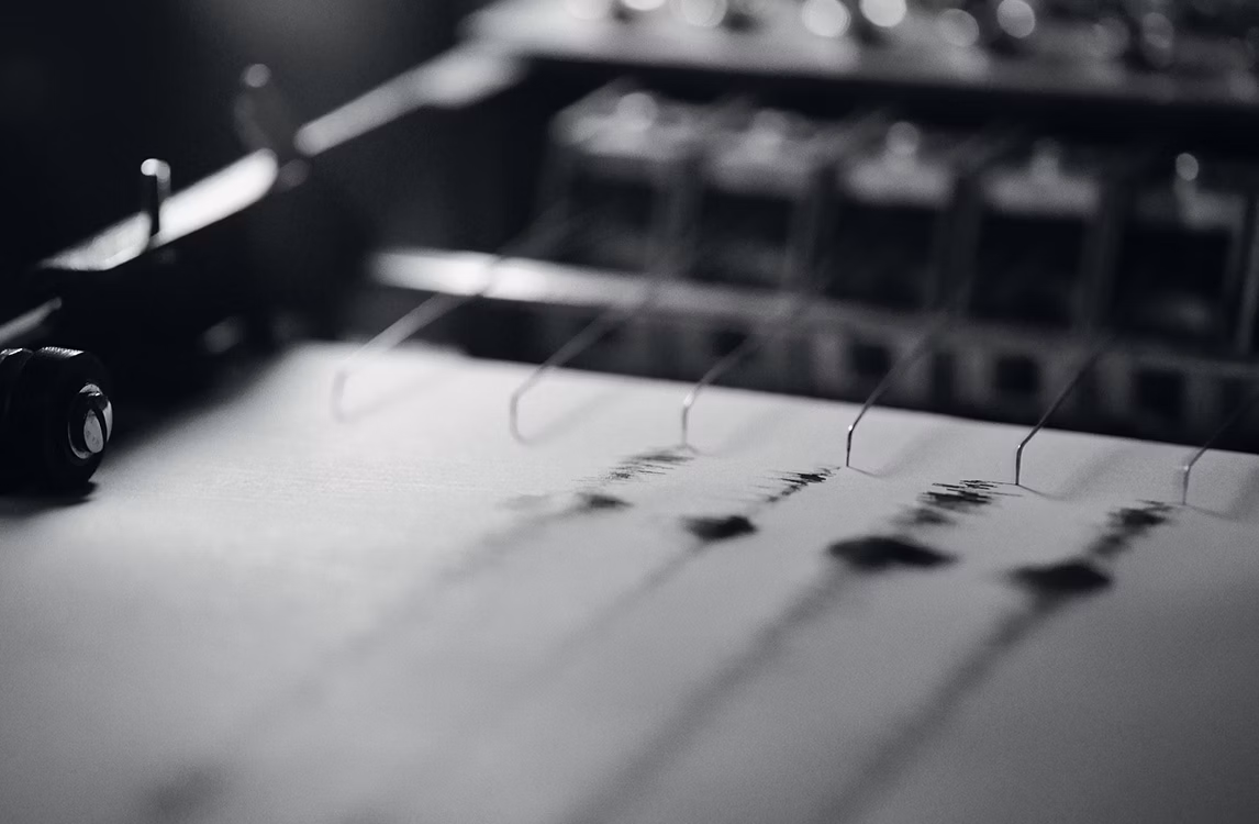 Uno sguardo a una macchina per il rilevamento del battito cardiaco come parte di Synchronicity di Robin Meier