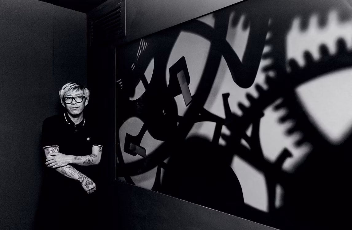 L'artista Cheng Ran accanto alla sua opera d'arte Circadian Rhythm