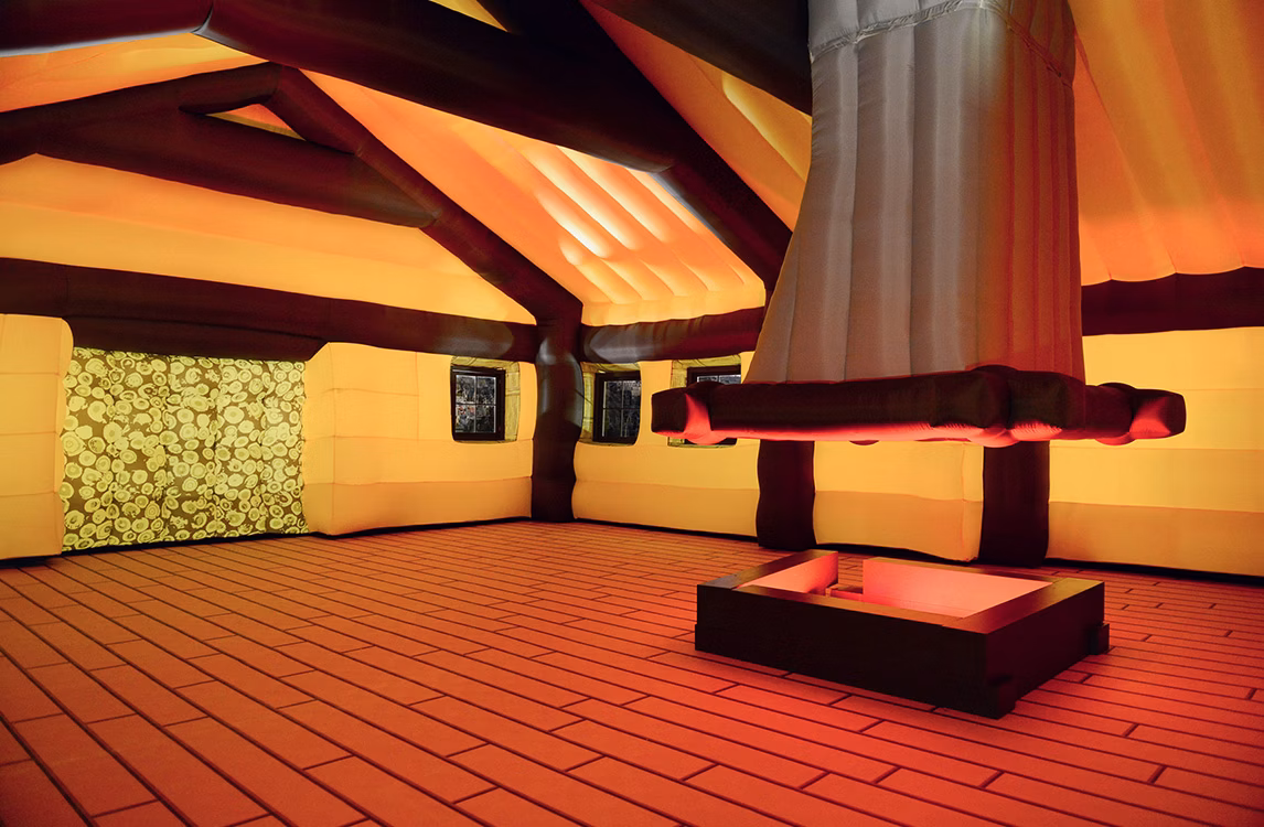 Interno di uno chalet gonfiabile ricoperto di neve di Kolkoz