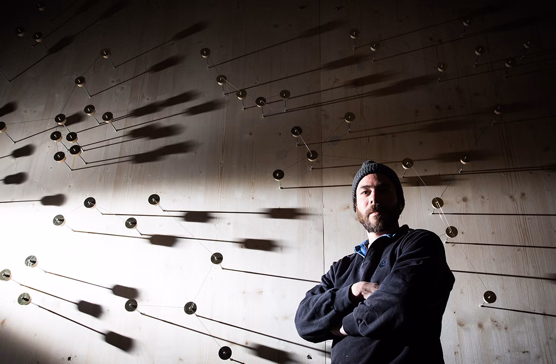 L'artista Alexandre Joly accanto alla sua installazione Wild Constellation