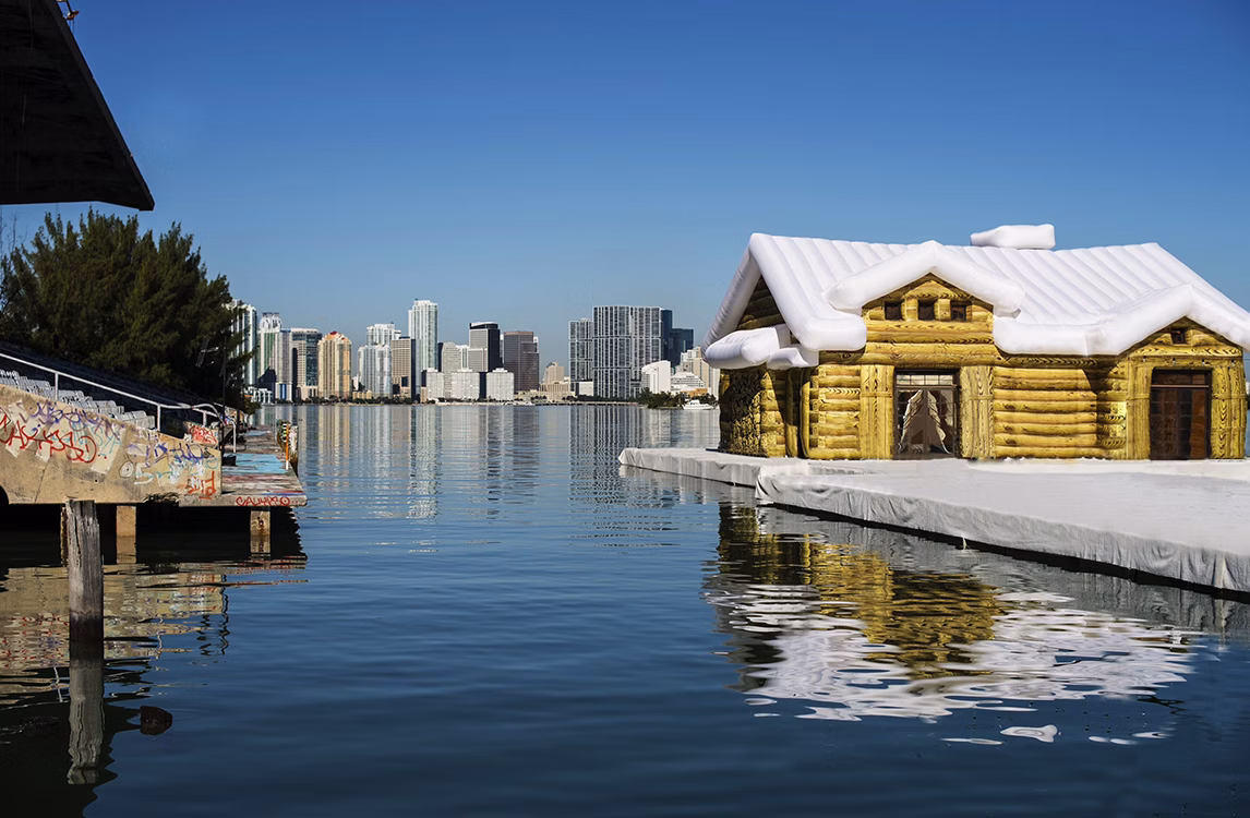 Uno chalet gonfiabile ricoperto di neve di grandi dimensioni che galleggia sull'acqua di Kolkoz