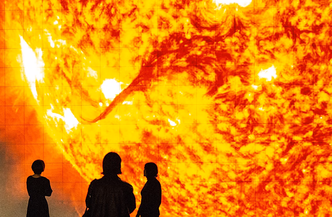 Uno sguardo a data-verse 3 di Ryoji Ikeda, proiettata su grandi schermi