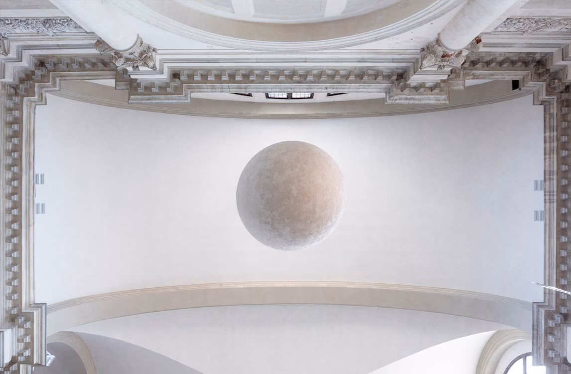 Petrit Halilaj與Álvaro Urbano創作的藝術裝置《Lunar Ensemble for Uprising Seas》（2023年）