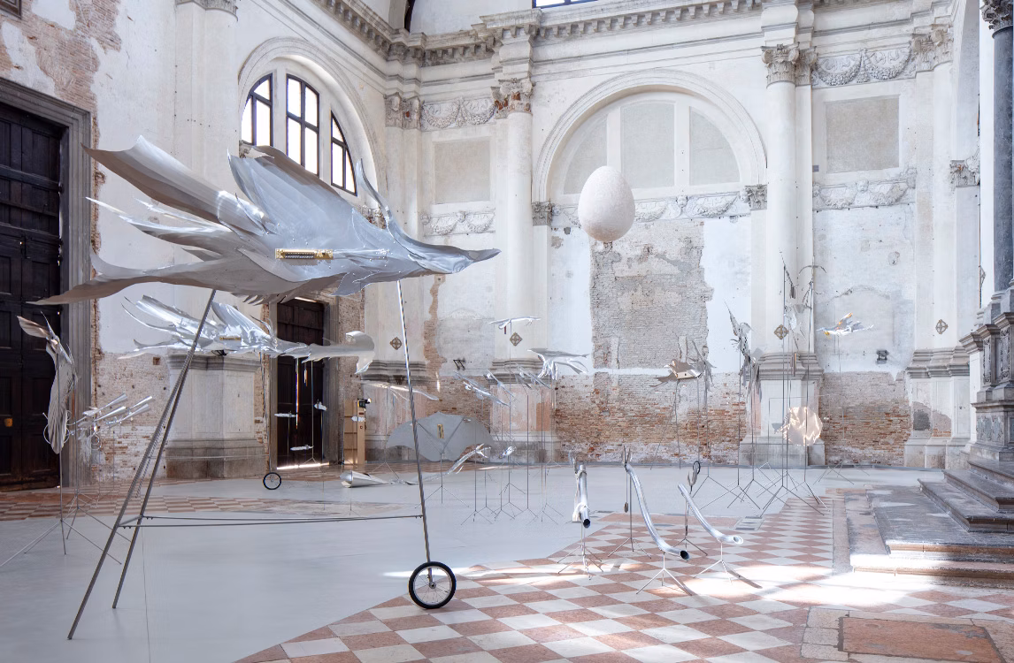 Petrit Halilaj與Álvaro Urbano創作的藝術裝置《Lunar Ensemble for Uprising Seas》（2023年）