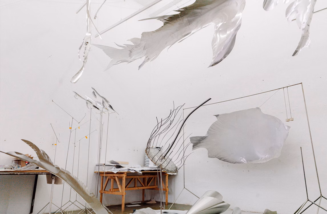 Petrit Halilaj與Álvaro Urbano創作的藝術裝置《Lunar Ensemble for Uprising Seas》（2023年）