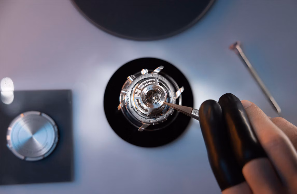 Riprese del know-how dell’orologio Code 11.59 by Audemars Piguet Universelle.