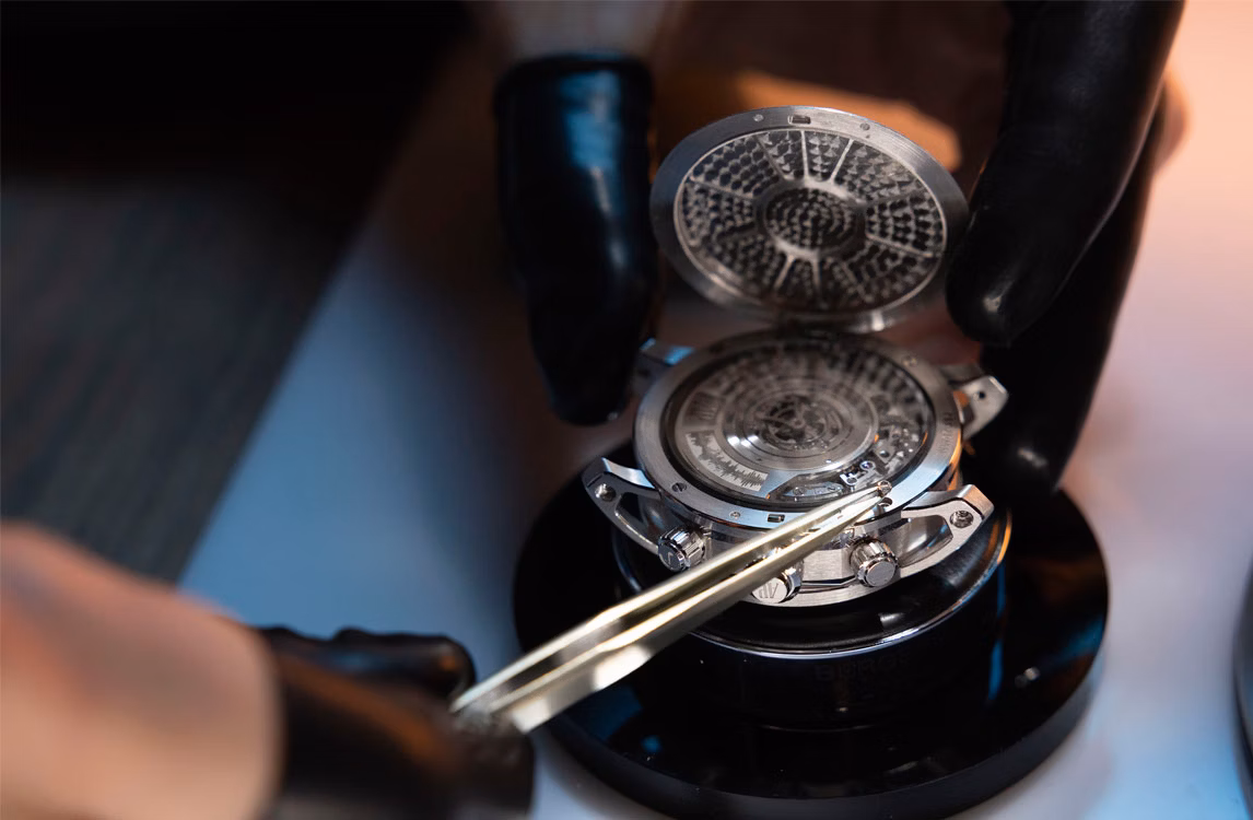 Riprese del know-how dell’orologio Code 11.59 by Audemars Piguet Universelle.