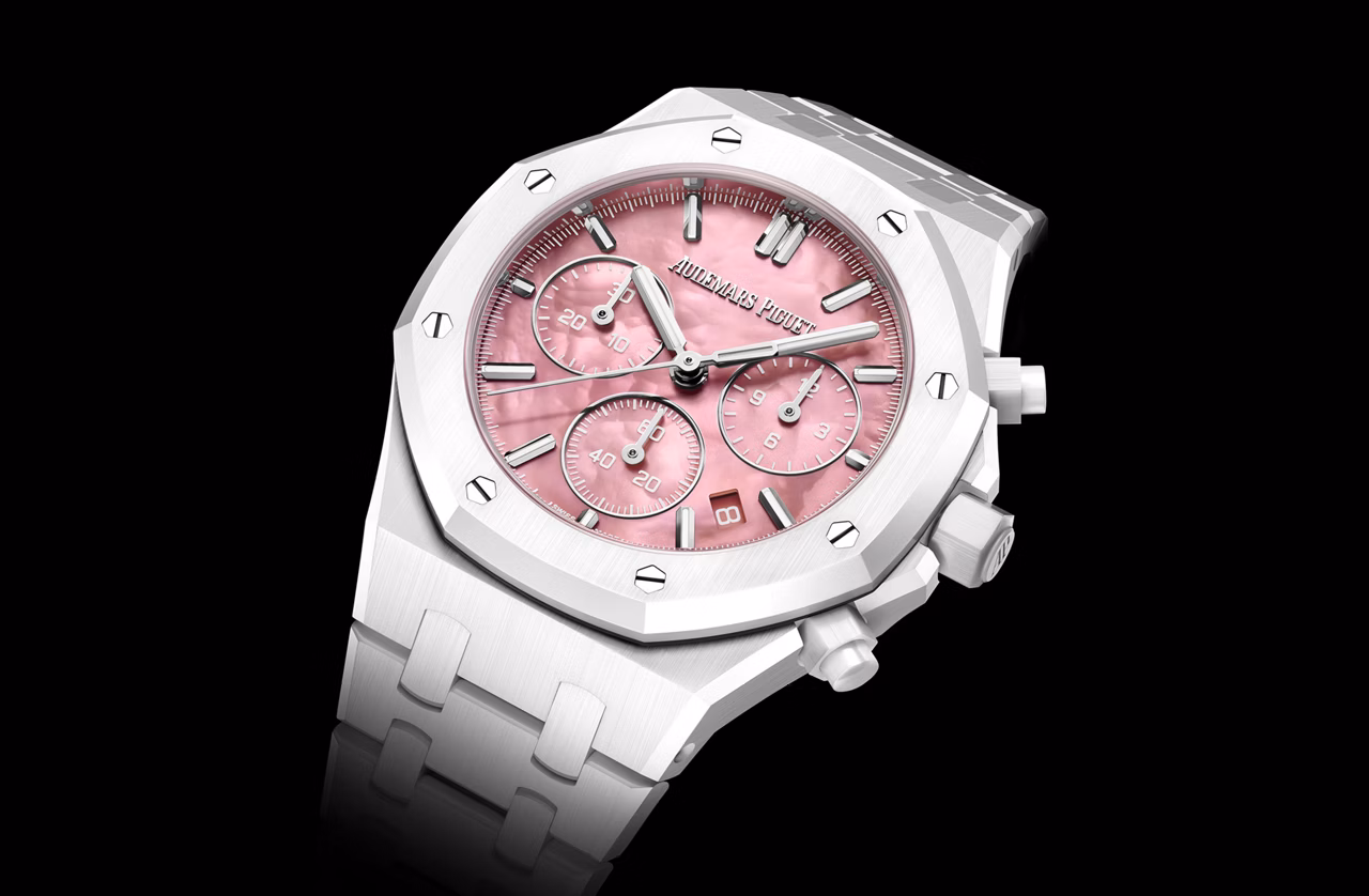 Close-up of the Royal Oak Chronograph 38 mm in white ceramic with pink-coloured mother-of-pearl dial