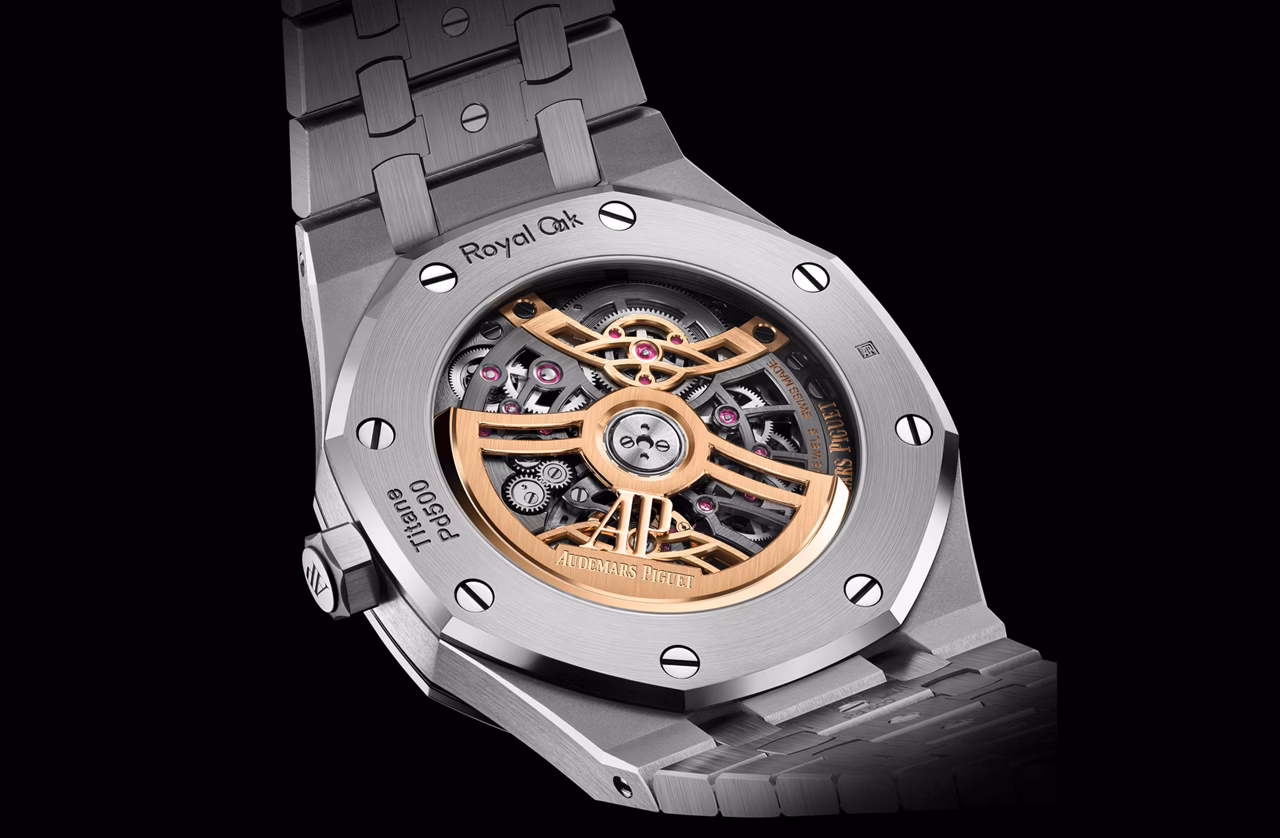 Крупный план задней крышки часов Royal Oak