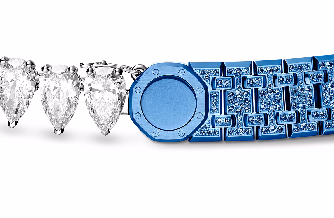 Gros plan des pierres précieuses serties sur le collier Audemars Piguet Dream of Joux, vu de face.