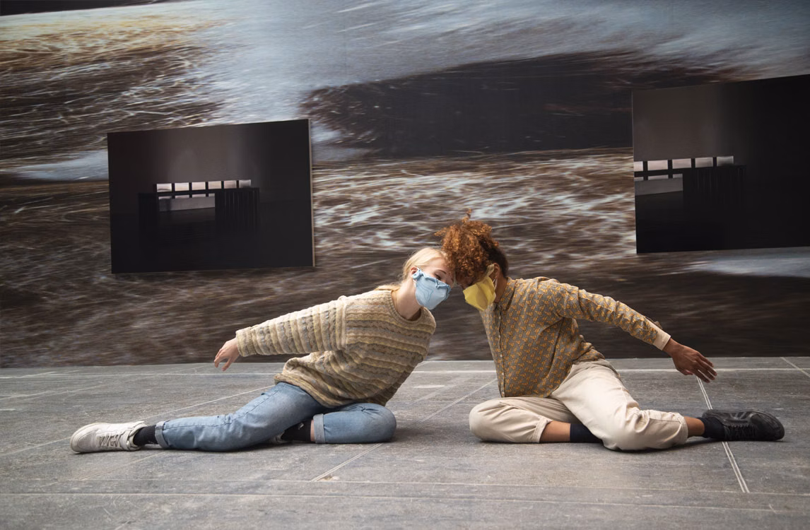 Veduta della performance dell'opera d'arte di Alexandra Pirici "Encyclopedia of Relations" alla 59esima Esposizione Internazionale d’Arte, La Biennale di Venezia