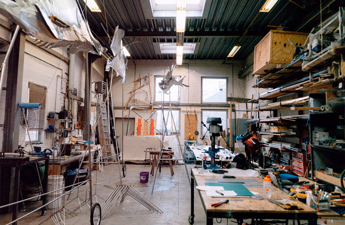 Petrit Halilaj與Álvaro Urbano創作的藝術裝置《Lunar Ensemble for Uprising Seas》（2023年）