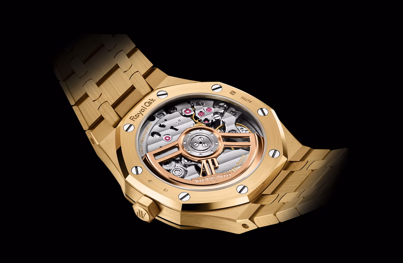 Крупный план задней крышки часов Royal Oak