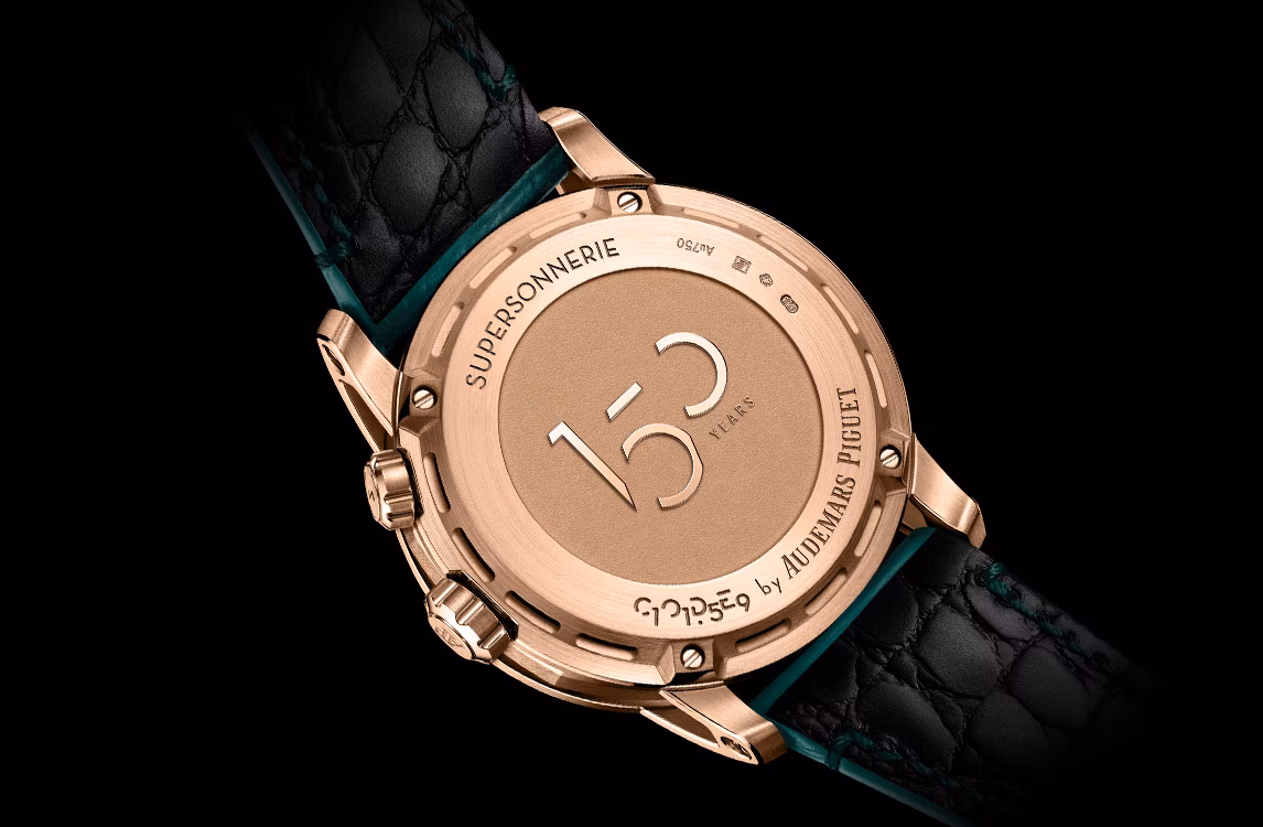 CODE 11.59 バイ オーデマ ピゲ ケースバックのクローズアップ