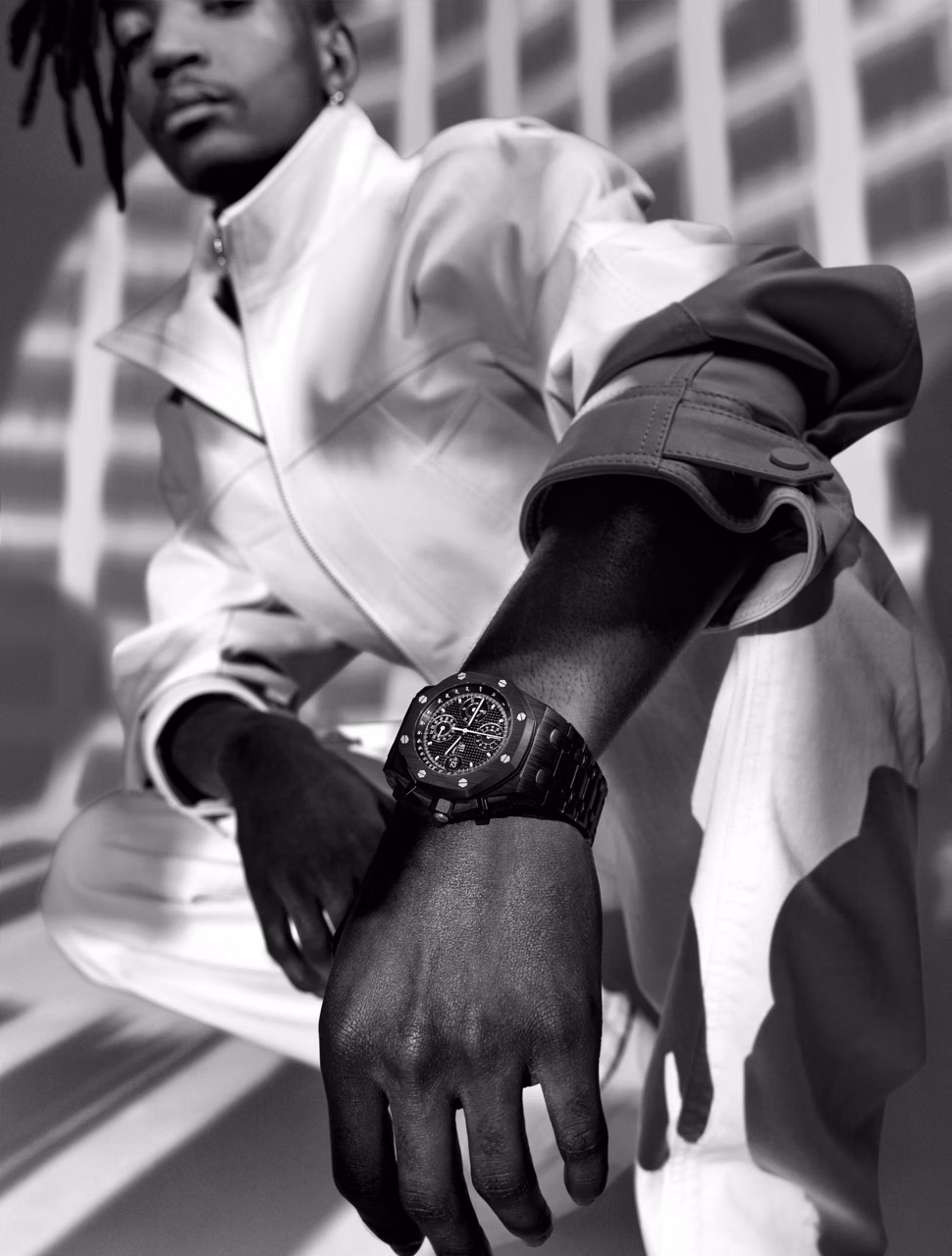 Mannequin portant une montre Royal Oak Offshore Chronographe Automatique.