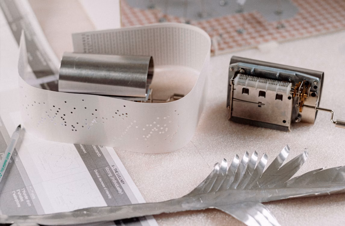 Petrit Halilaj與Álvaro Urbano創作的藝術裝置《Lunar Ensemble for Uprising Seas》（2023年）