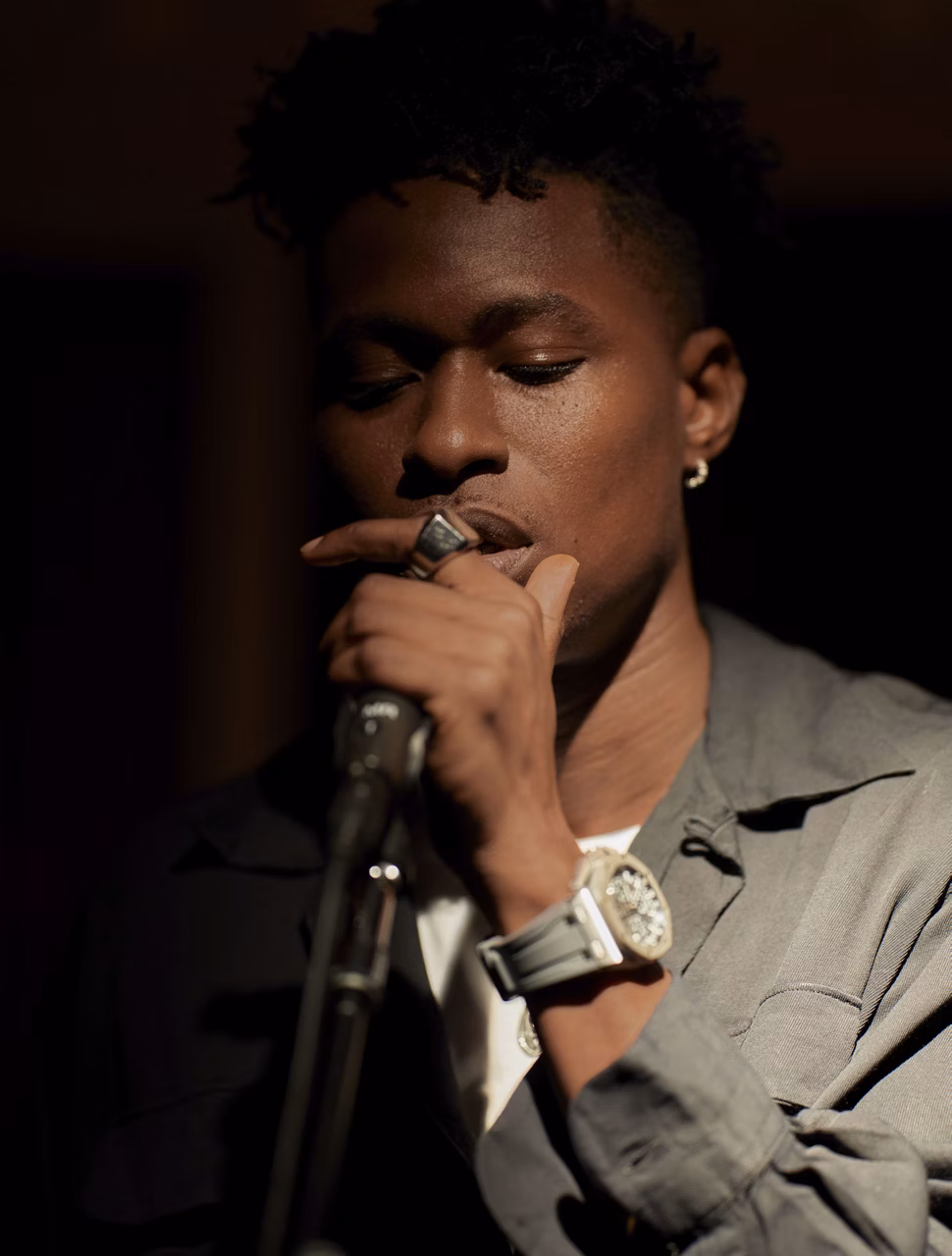 L'artista Lucky Daye che canta con un microfono