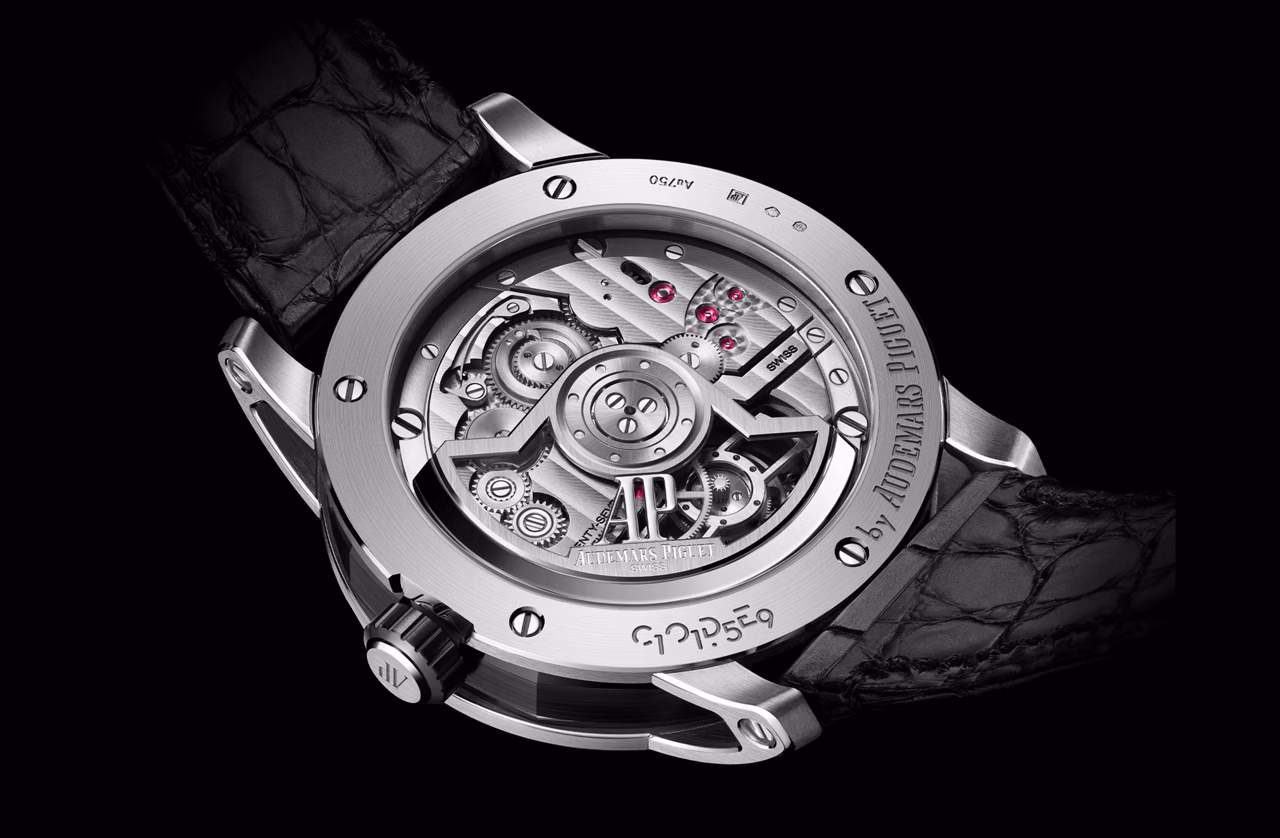 Крупный план задней крышки часов Code 11.59 by Audemars Piguet