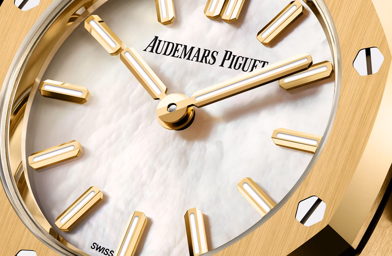 Крупный план циферблата часов Royal Oak